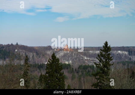 Vista panoramica ti Castello Turaida e Gauja River Canyon. Castello Turaida è un recentemente ricostruito il castello medievale, nella regione di Vidzeme della Lettonia Foto Stock