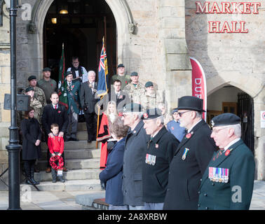 Vecchi combattenti line up durante il giorno dell'Armistizio servizio nella piazza del mercato, Durham City, England, Regno Unito Foto Stock