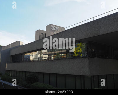 LONDON, Regno Unito - CIRCA NEL SETTEMBRE 2019: IBM iconico nuova architettura brutalist landmark progettato da Sir Denys Lasdun Foto Stock