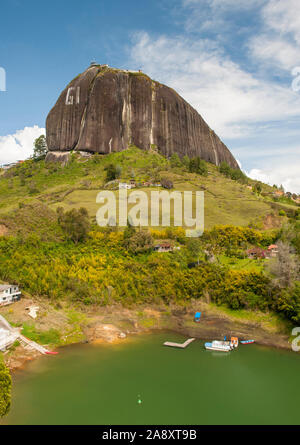 Piedra del Peñol / La Piedra (roccia di Guatapé/Peñol), tra le cittadine di Guatape e El Peñol nella regione di Antioquia della Colombia. Foto Stock