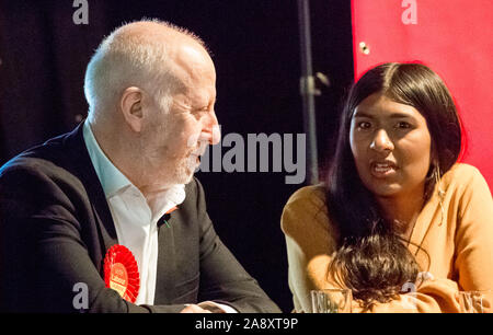 Ombra Segretario dei trasporti Andy McDonald e ceneri Sarkar a un Partito Laburista campaign rally in Broxtowe, Nottingham in supporto per Greg Marshall. Foto Stock