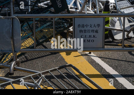 Hong Kong, Hong Kong. Xi Nov, 2019. Barricate durante la dimostrazione.uno sciopero generale organizzato dai manifestanti trasformato in scontri e conflitti, la polizia cerca di fissare il secondo ponte in Università cinese di Hong Kong. Credito: SOPA Immagini limitata/Alamy Live News Foto Stock