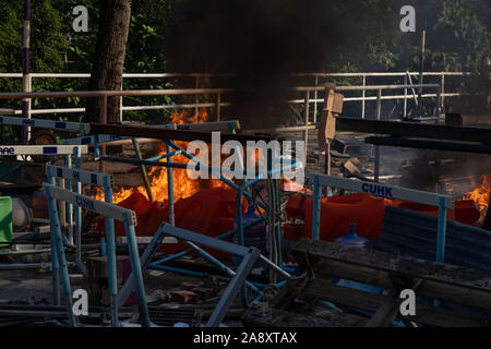 Hong Kong, Hong Kong. Xi Nov, 2019. Barricate bruciatura durante la dimostrazione.uno sciopero generale organizzato dai manifestanti trasformato in scontri e conflitti, la polizia cerca di fissare il secondo ponte in Università cinese di Hong Kong. Credito: SOPA Immagini limitata/Alamy Live News Foto Stock