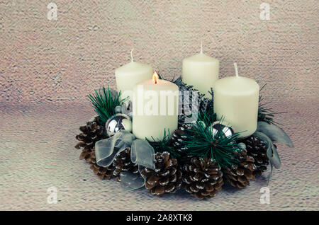 Quattro candele corona di Avvento con una candela la masterizzazione Foto Stock