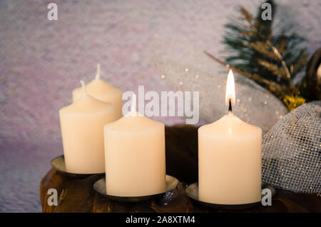 Quattro candele corona di Avvento con una candela la masterizzazione Foto Stock