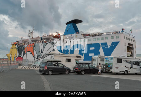 LIVORNO, Italia - Luglio 12, 2019: la mattina presto di carico e di trasporto di passeggeri su una nave Moby Vincent ferry. Preparare a partire dal porto di Livorno a Bastia Foto Stock