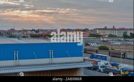 LIVORNO, Italia - Luglio 12, 2019: porta di carico e dawn cityscape. Livorno è una città portuale sul Mar Ligure sulla costa occidentale della Toscana. La porta pr Foto Stock