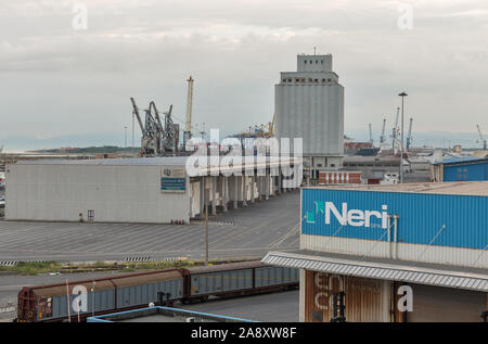 LIVORNO, Italia - Luglio 12, 2019: porta di carico con le gru o i depositi all'alba. Livorno è una città portuale sul Mar Ligure sulla costa occidentale di Tusc Foto Stock
