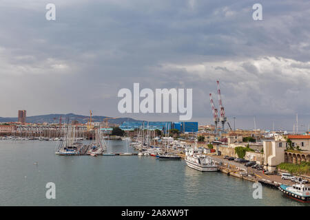 LIVORNO, Italia - Luglio 12, 2019: Cityscape con yacht port terminal all'alba. Il porto di Livorno è uno dei più grandi porti marittimi sia in Italia e M Foto Stock