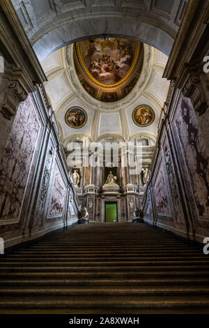 La grande scalinata presso il Palazzo Reale di Caserta è uno dei capolavori realizzati dall'architetto Luig Vanvitelli. Caserta, Italia, Ottobre 2019 Foto Stock