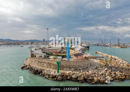 LIVORNO, Italia - Luglio 12, 2019: Paesaggio con faro e ingresso alla porta all'alba. Il porto di Livorno è uno dei più grandi porti marittimi sia in Ita Foto Stock