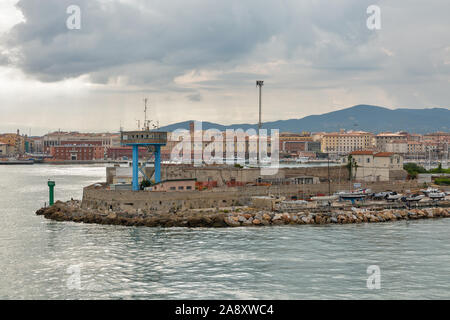 LIVORNO, Italia - Luglio 12, 2019: Paesaggio con faro e ingresso alla porta all'alba. Il porto di Livorno è uno dei più grandi porti marittimi sia in Ita Foto Stock