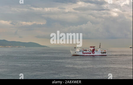 LIVORNO, Italia - Luglio 12, 2019: Liburna traghetti TOREMAR nave a vela in mare con enormi nuvole. La Toremar è italiano compagnia di navigazione che opera Foto Stock
