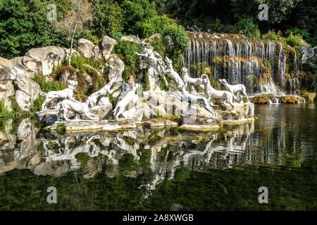 Le statue della fontana di Diana e Atteone a Palazzo Reale di Caserta riflettendo in acque sotto la grande cascata, Campania, Italia Foto Stock