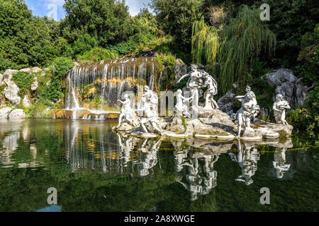 Le statue della fontana di Diana e Atteone a Palazzo Reale di Caserta riflettendo in acque sotto la grande cascata, Campania, Italia Foto Stock