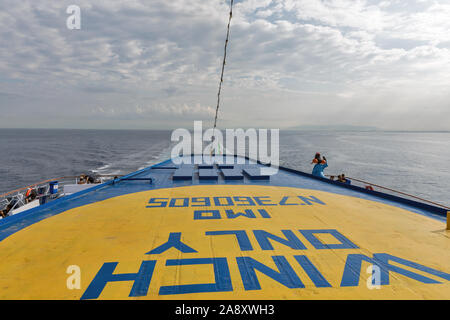 LIVORNO, Italia - Luglio 12, 2019: ai passeggeri di viaggiare sul ponte della nave Moby Vincent nave traghetto. Elisuperficie di poppa con segno. Moby è un italiano la società di spedizione Foto Stock
