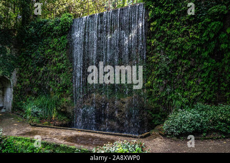 Una piccola cascata presso il Giardino Inglese del Palazzo Reale di Caserta, Campania, Italia, Campania, Italia Foto Stock