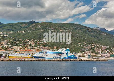 BASTIA, Corsica, Francia - Luglio 12, 2019: vista mare del porto di Bastia cityscape con ormeggiati Piana La Meridionale e Sarona Corsica Ferries - Sardegna Foto Stock