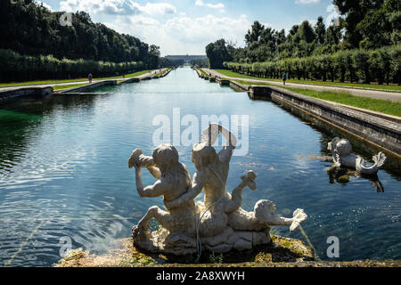 Dettaglio delle sculture di marmo della fontana di Cerere a Palazzo Reale di Caserta. Caserta, Campania, Italia, Ottobre 2019 Foto Stock