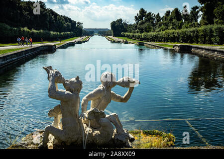 Dettaglio delle sculture di marmo della fontana di Cerere a Palazzo Reale di Caserta. Caserta, Campania, Italia, Ottobre 2019 Foto Stock