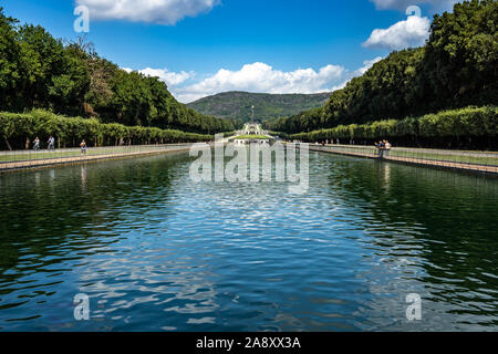 Il parco del Palazzo Reale di Caserta ha un distintivo per via navigabile con i bacini artificiali, fontane e cascate, Italia Foto Stock