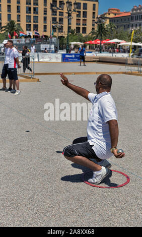 AJACCIO, Corsica, Francia - 13 luglio 2019: nero non riconosciuto Player riproduce le bocce in campionato. Si tratta di una sfera sport appartenenti alle bocce famil Foto Stock