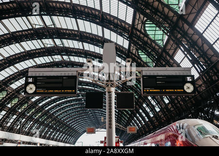 L'Italia, Milano, 12 Luglio 2019: commissioni informazioni presso la stazione dei treni di Milano Foto Stock