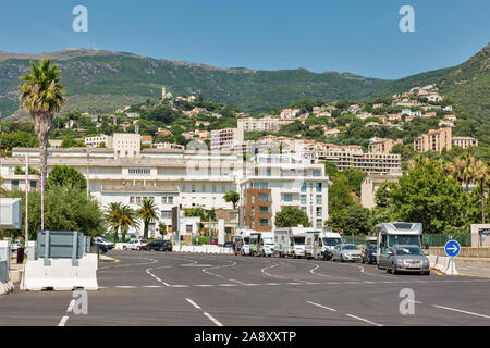 BASTIA, Corsica, Francia - Luglio 23, 2019: automobili in attesa di imbarcarsi in Corsica traghetto in partenza da Bastia a Livorno in Italia. Il porto di Bastia è il Foto Stock