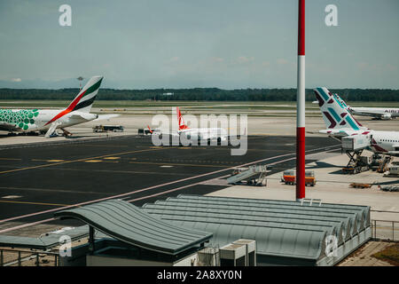 L'Italia, Milano, 12 Luglio 2019: aeroplani e architettura presso l'aeroporto di Malpensa a Milano. Foto Stock