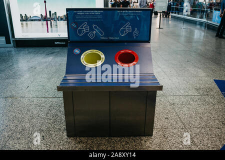 L'Italia, Milano, 12 Luglio 2019: moderni contenitori per rifiuti per la raccolta differenziata dei rifiuti in aeroporto a Milano. Foto Stock