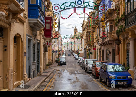 Strada di Senglea (Isla) decorato con festoni per la festa di paese Foto Stock