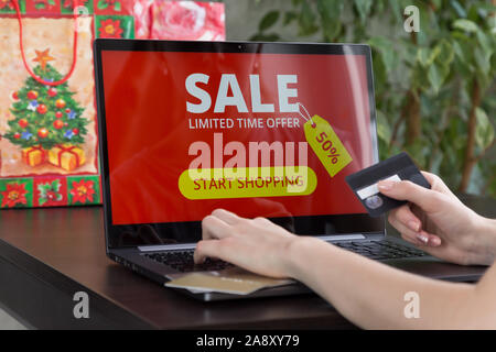 Ragazza fa acquisti su internet per natale Foto Stock