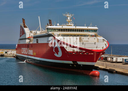 BASTIA, Corsica, Francia - Luglio 23, 2019: Pascal Paoli Corsica linee nave traghetto ormeggiate e carico nel porto. Il porto di Bastia è il più trafficato po francese Foto Stock