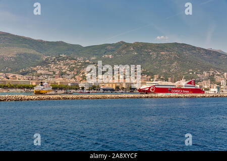 BASTIA, Corsica, Francia - Luglio 23, 2019: Cityscape con porta passeggero e ormeggiate le navi traghetto. Porto di Bastia è il francese più trafficato porto mediterraneo. Foto Stock
