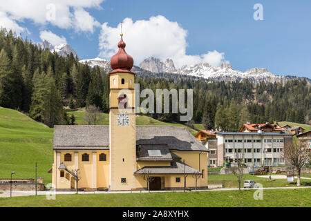 Chiesa di Soraga (Chiesa dei Santi Pietro e Paolo apostoli), la Val di Fassa in Trentino - Alto Adige, Dolomiti, Italia Foto Stock