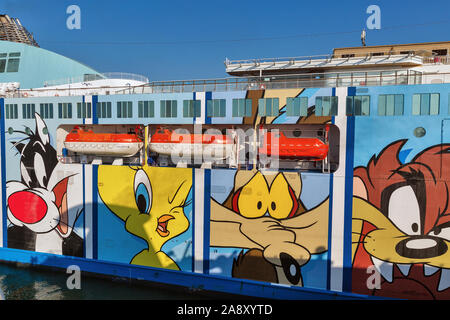 LIVORNO, Italia - Luglio 12, 2019: Moby Wonder nave traghetto closeup. Azienda italiana Moby Lines è noto per l'utilizzo di Warner Bros Looney Tunes come Foto Stock