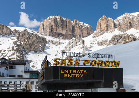 Stazione della Funivia sul Passo Pordoi (2.240 m), che conduce al Sass Pordoi (2.950 m), il gruppo del Sella, Dolomiti, Italia Foto Stock