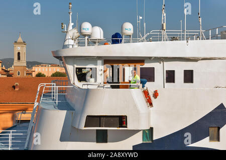 LIVORNO, Italia - Luglio 23, 2019: cabina comandante della Corsica Ferries - Sardinia Ferries nave ormeggiata in porto. Si tratta di una compagnia di traghetti che gestisce il traffico Foto Stock