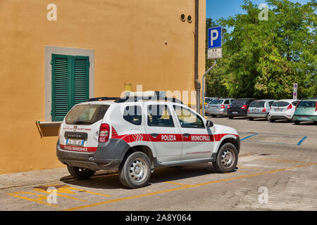 MONTOPOLI IN VAL D'Arno, Italia - Luglio 24, 2019: la polizia municipale auto Renault Duster parcheggiato sulla strada. Si tratta di un comune in provincia di Pisa Foto Stock
