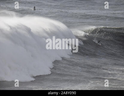 Surf onde grandi di North Beach, nazare, Portogallo. Foto Stock