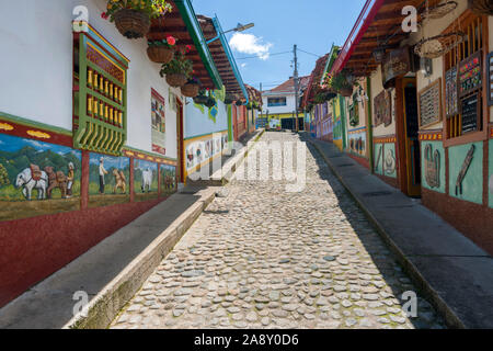 Case colorate e strada di ciottoli nella città di Guatapé, Colombia. Foto Stock