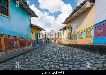 Case colorate e strada di ciottoli nella città di Guatapé, Colombia. Foto Stock