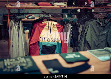 Portland, Oregon - Nov 10, 2019 : Unica skateboard voci sul display in vendita nel centro di Portland Foto Stock