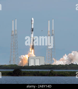 Cape Canaveral, Stati Uniti. Xi Nov, 2019. Un SpaceX Falcon 9 rocket solleva da Cape Canaveral Air Force Station portante 60 satelliti Starlink. La costellazione di Starlink sarà eventualmente costituiti da migliaia di satelliti destinati a fornire in tutto il mondo un servizio internet ad alta velocità. Credito: SOPA Immagini limitata/Alamy Live News Foto Stock