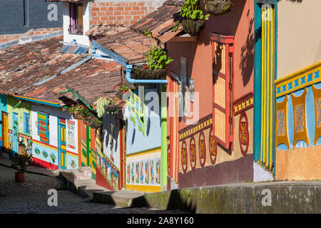 Case colorate e strada di ciottoli nella città di Guatapé, Colombia. Foto Stock