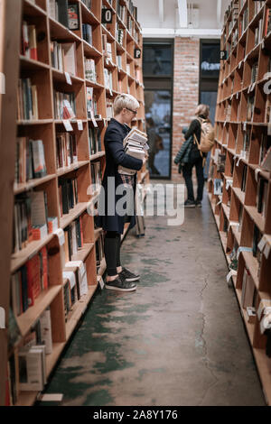 Portland, Oregon - Nov 10, 2019 : libreria Powell's Books, è i mondi più grande utilizzato e la nuova libreria Foto Stock