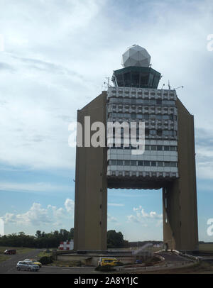 BUDAPEST TORRE DI CONTROLLO IN Liszt Ferenc AIRPORT NON PIÙ UTILIZZATO E SOSTITUITO DA UNA NUOVA TELECAMERA A DISTANZA TERMINALE DI CONTROLLO - BUDAPEST HUNGARIA - TRASPORTO AEREO IL CONTROLLO DI SICUREZZA © Frédéric BEAUMONT Foto Stock