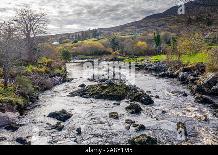 Il fiume Glen e cascate da Carrick nella Contea di Donegal - Irlanda. Foto Stock