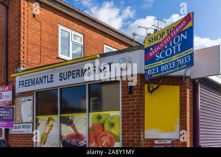 Facciata anteriore / vetrina di un chiuso recentemente piccolo supermercato a Southampton, England, Regno Unito Foto Stock