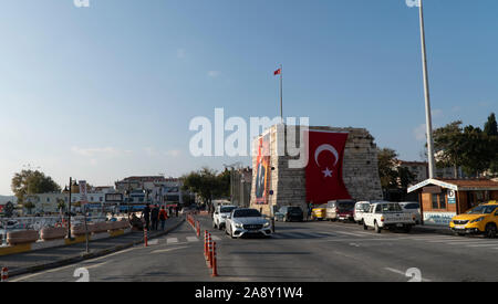 Una Street view in Gallipoli (Gelibolu), Çanakkale, Turchia. Gelibolu castello è su sfondo. Foto Stock